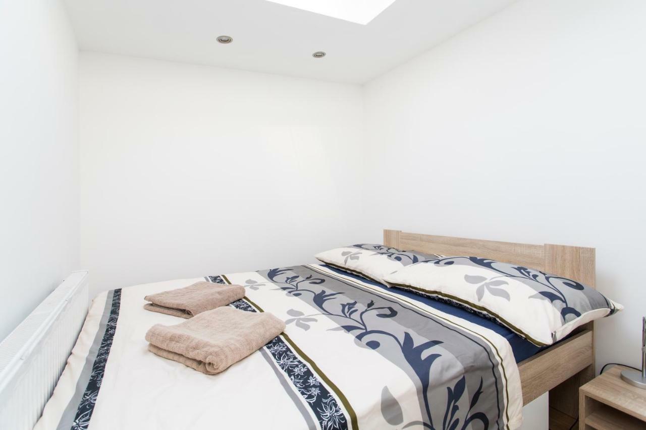 Villa Small House With Parking Prag Exterior foto